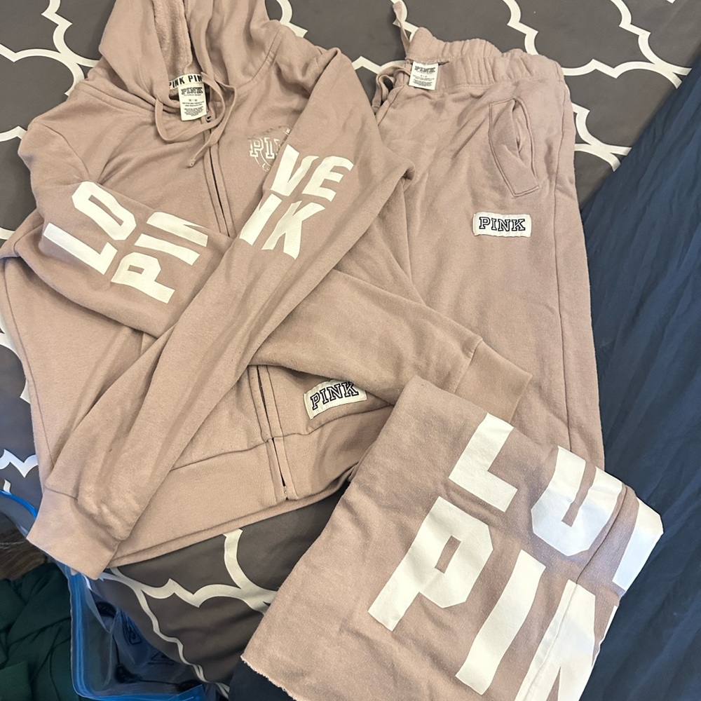 Victoria Secret PINK zip up sweatshirt

BLACK FRIDAY SALE!!!! 1/2 OFF